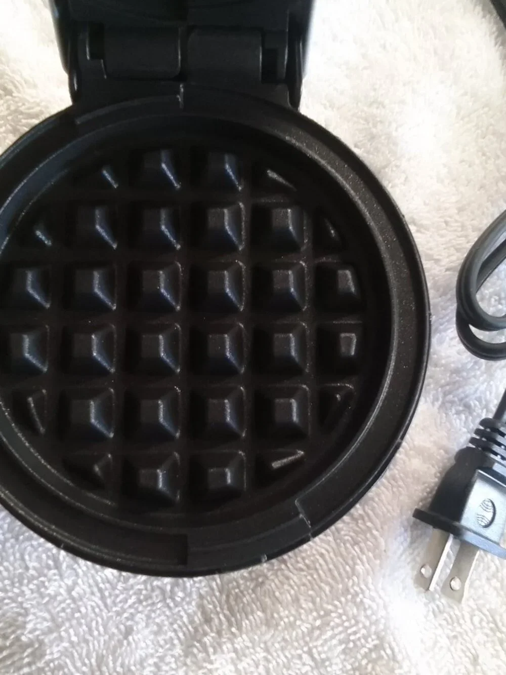 Dash mini waffle maker brand new NWOT